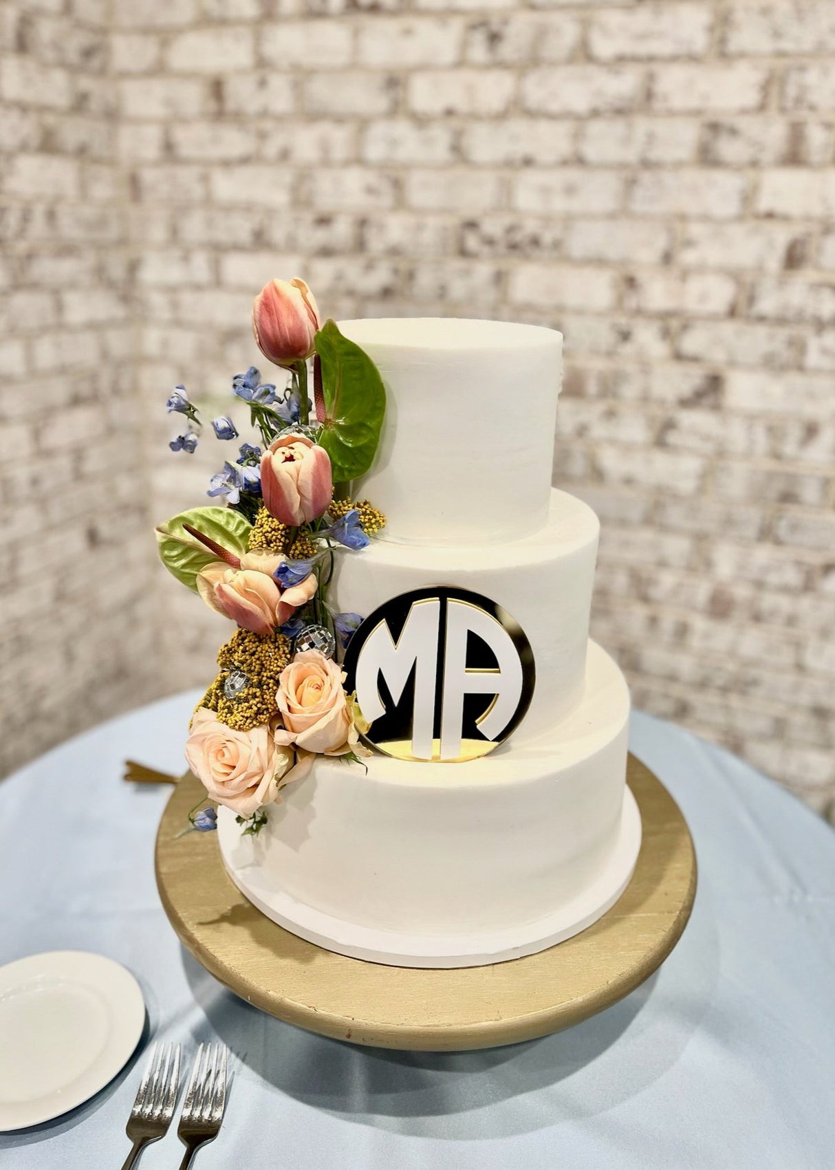 Customize Your Wedding Cake (Base Design Concept WC-1024)